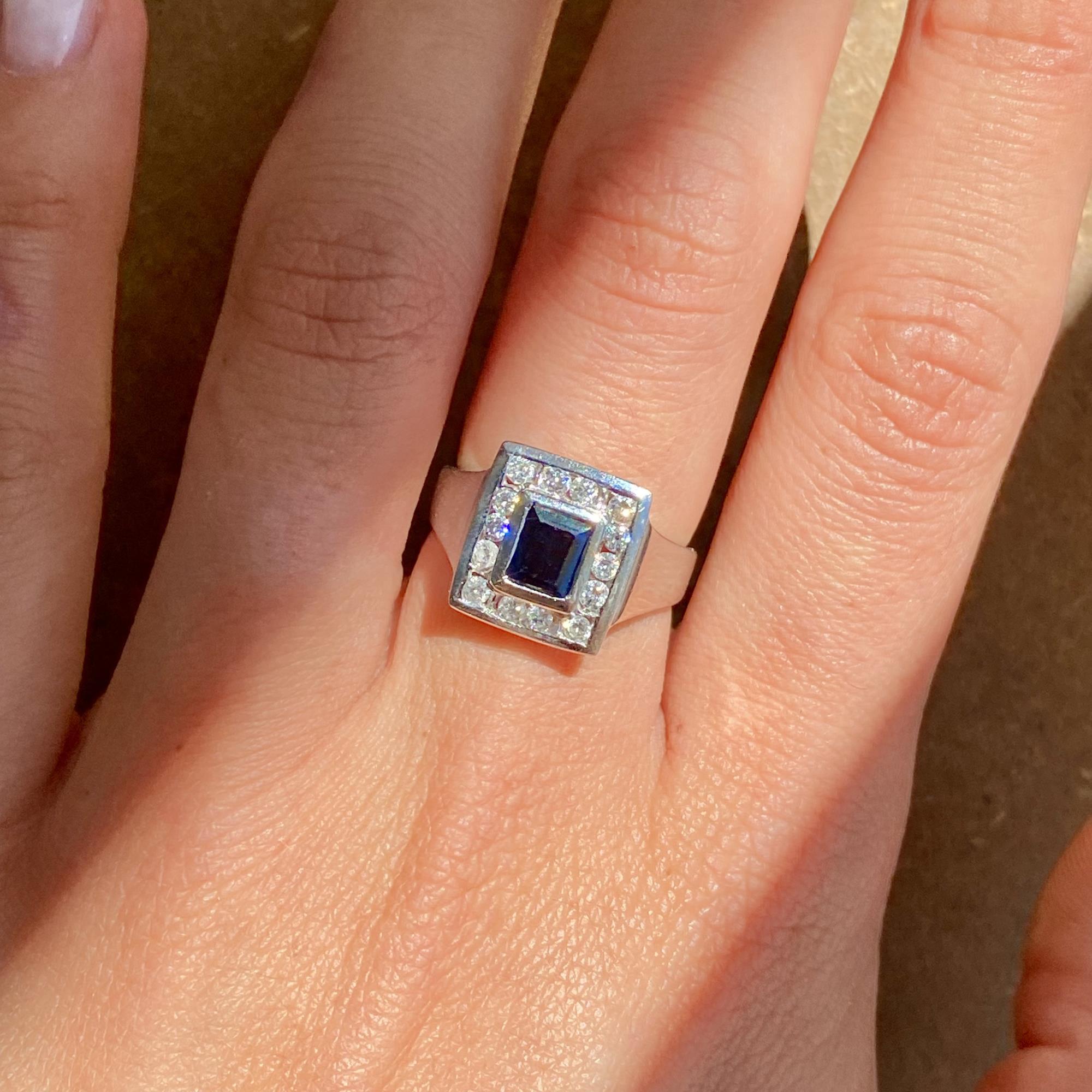 Anello in oro 18kt con zaffiro ct 0,40 ca. e diamanti ct 0,40 ca.