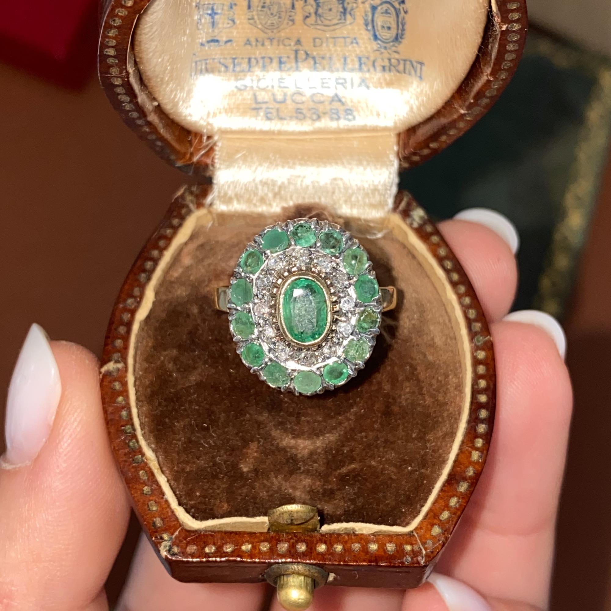 Anello vintage in oro 18kt con smeraldi ct 0,80 ca. e diamanti ct 0,12 ca.