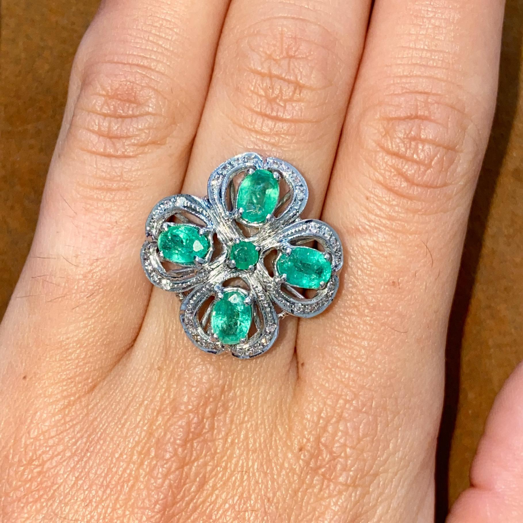 Anello vintage in oro 18kt con smeraldi ct 2,50 ca. e diamanti ct 0,10 ca.