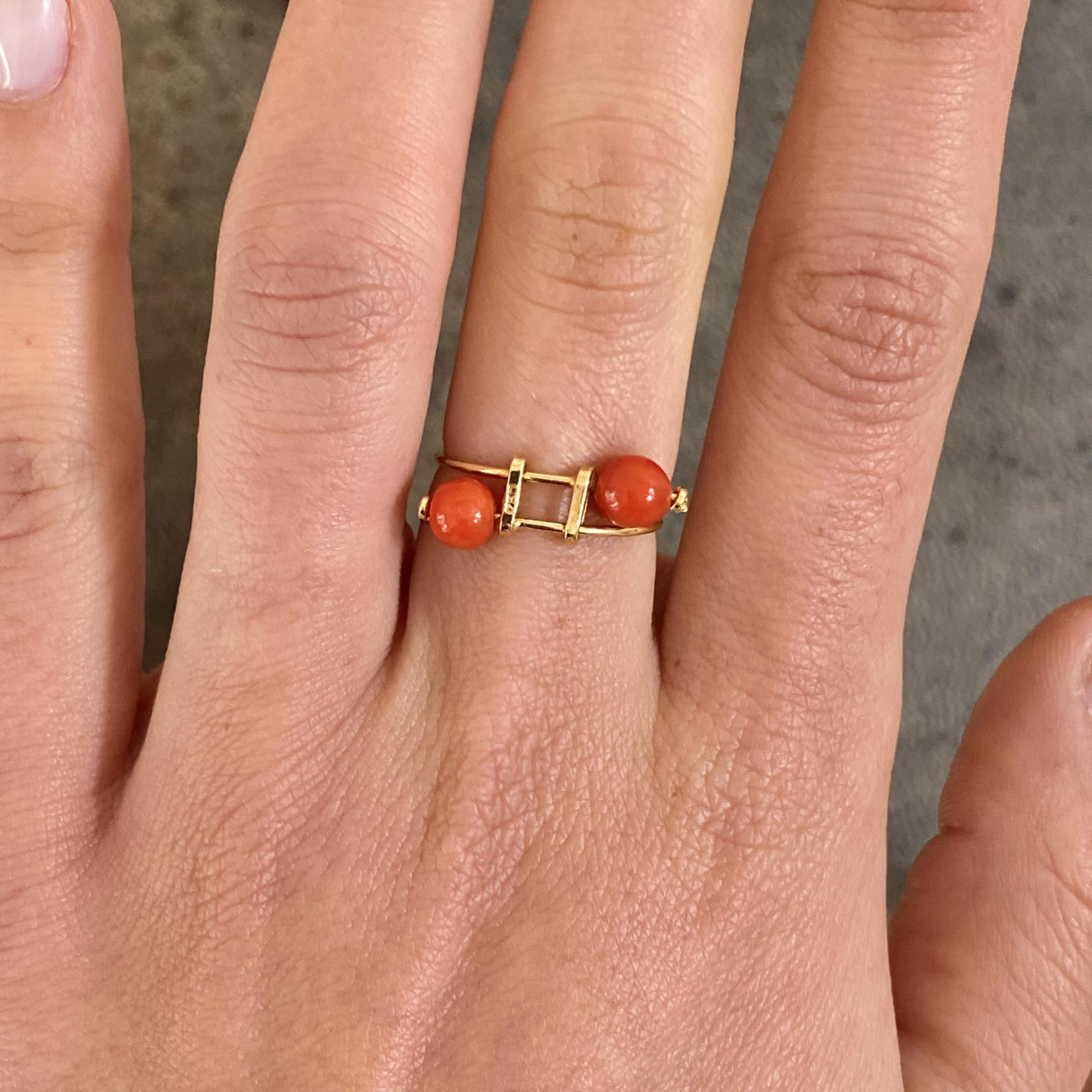 Anello vintage in oro 18kt contrariè con perline di corallo