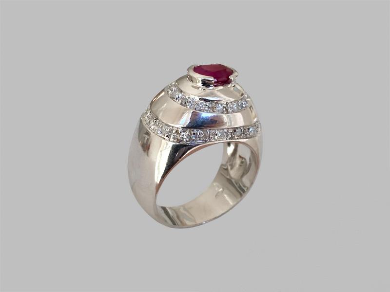 anello a fascia in oro bianco con diamanti e rubino centrale