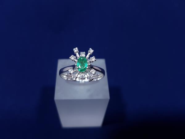 Anello in oro bianco 18 Kt con diamanti e Smeraldo centrale