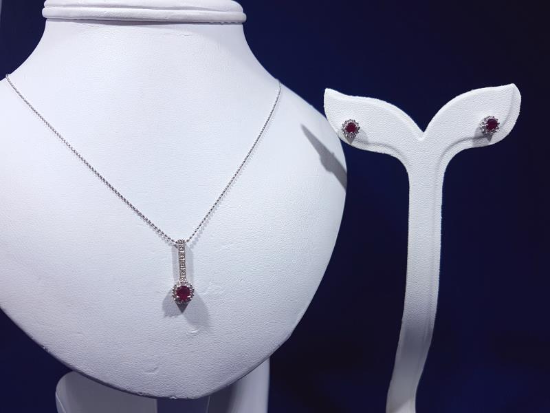 Parure composta da orecchini e collana in oro bianco 18 Kt. con rubini e diamanti naturali