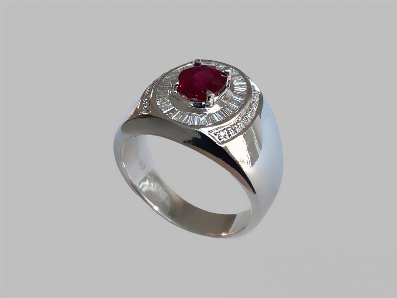 Anello a fascia in oro bianco con diamanti e rubino naturali