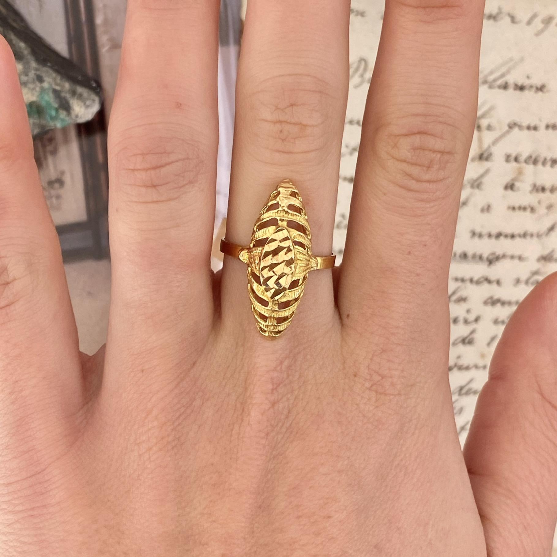 Anello a navette in oro 18kt con decorazioni a traforo