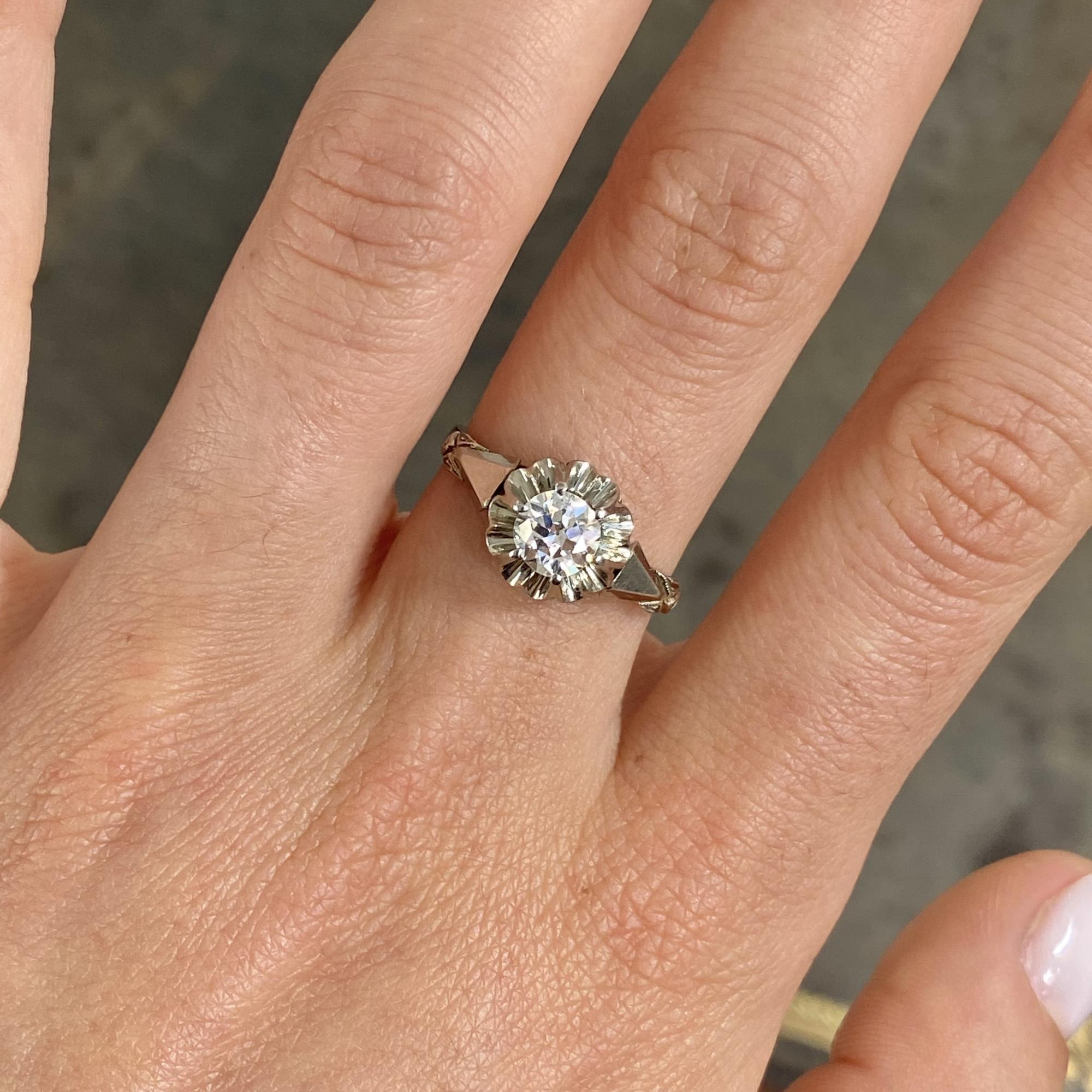 Anello anni  40 in oro 18kt fiore con diamante solitario ct 0,50 ca.