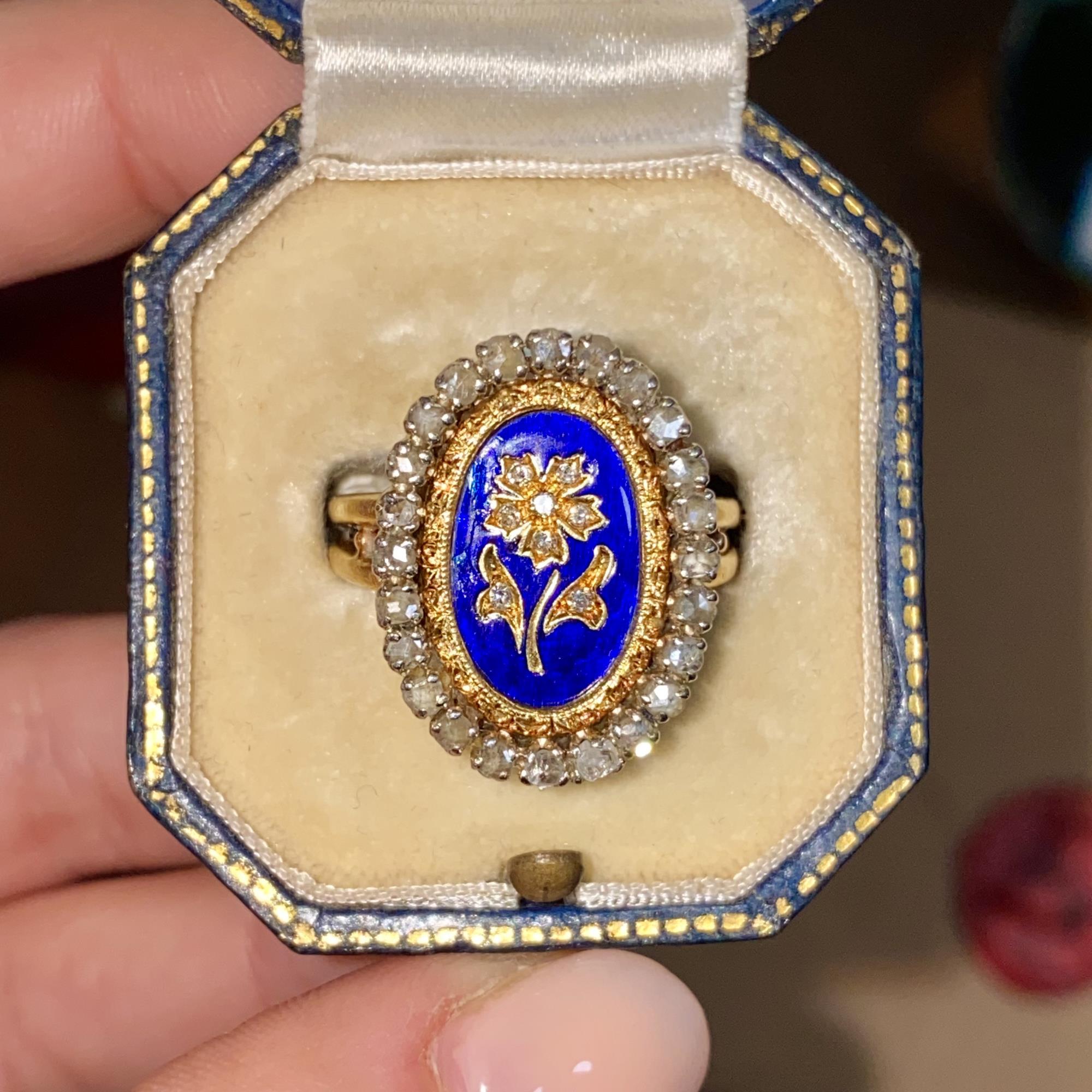 Anello antico Edwardiano in oro 18kt, smalto blu e diamanti taglio antico ct 0,40 ca.