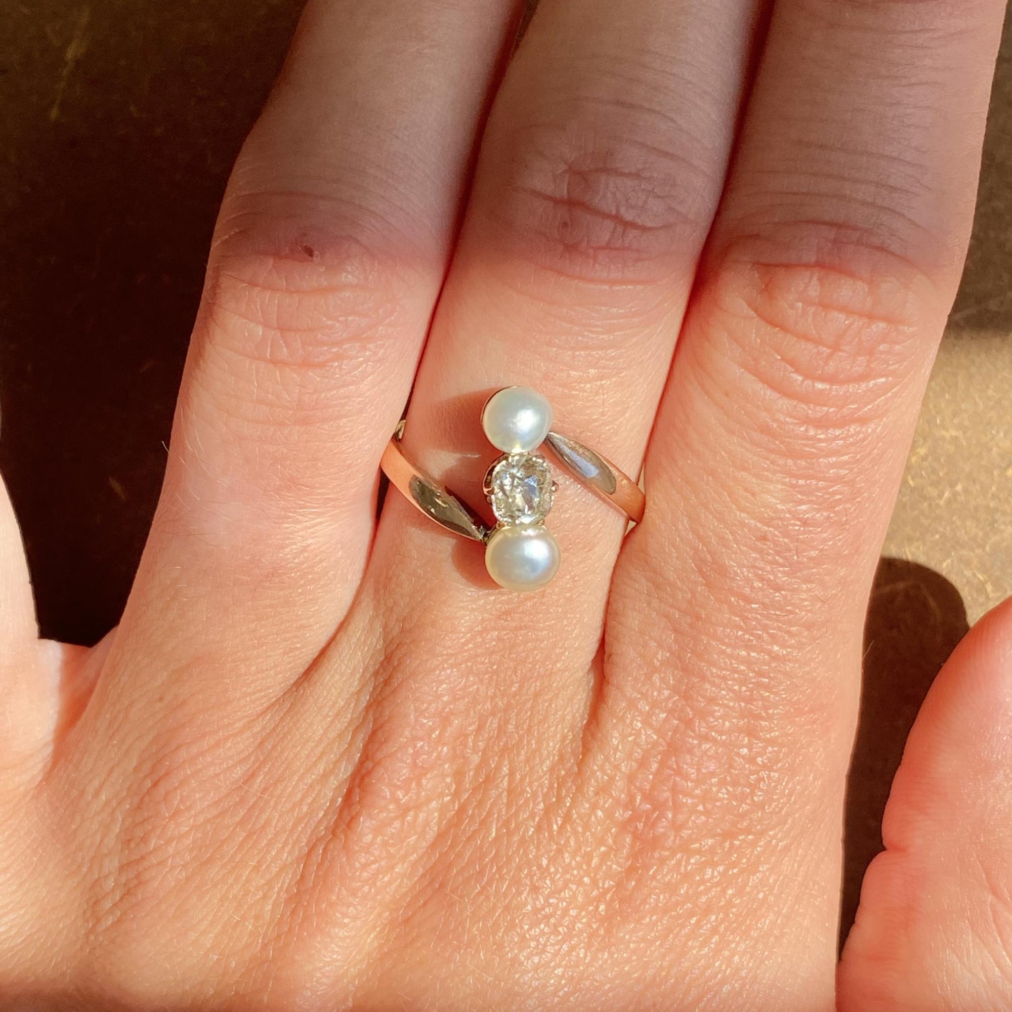 Anello antico in oro 14kt con diamante taglio vecchio ct 0,20 e perle mm 4