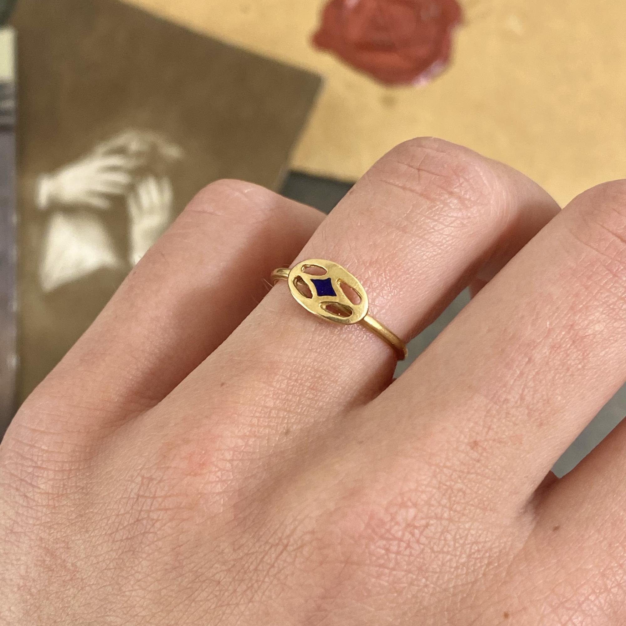 Antique 18kt gold ring with blue enamel