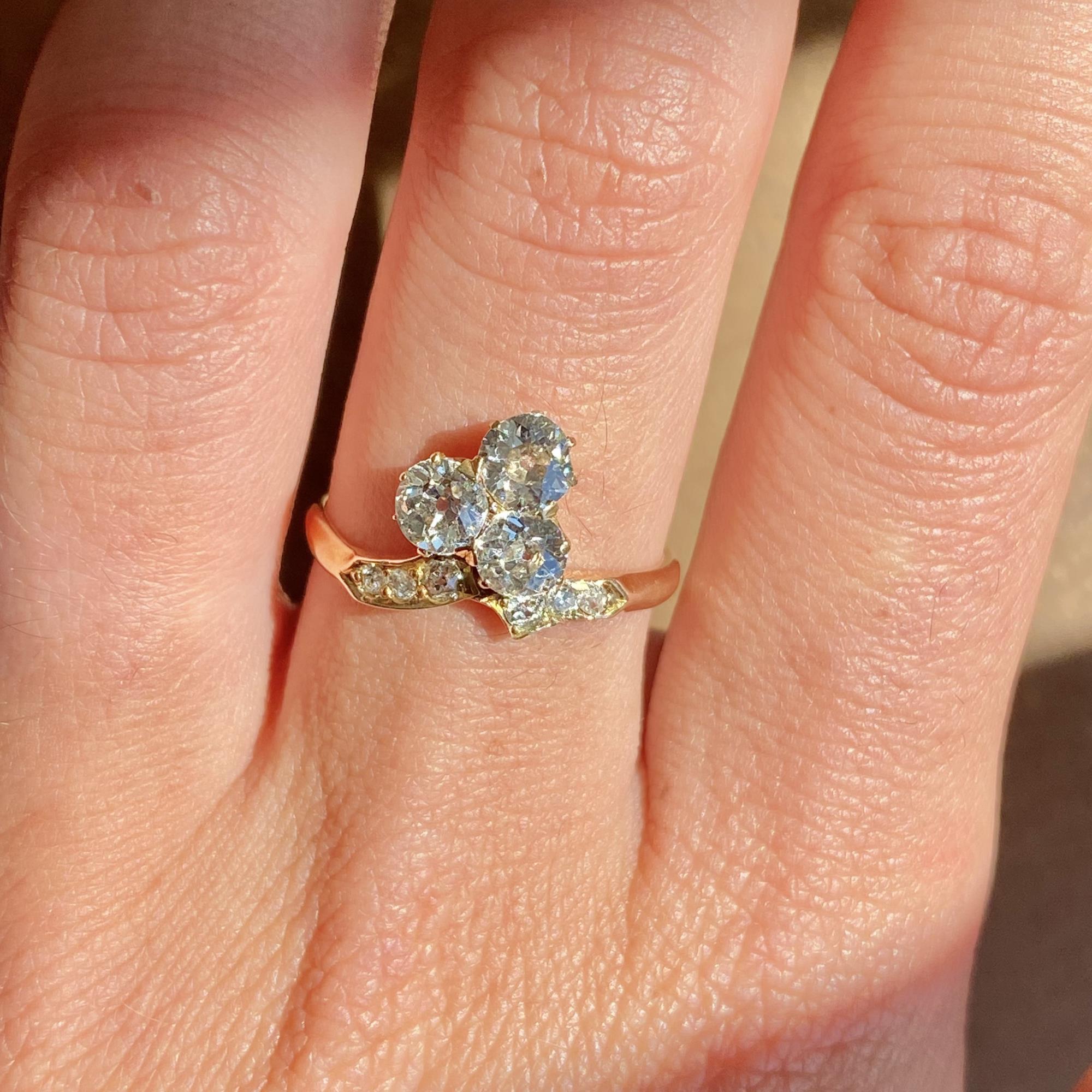 Anello antico in oro 9kt con diamanti di taglio vecchio ct 0,90 ca.