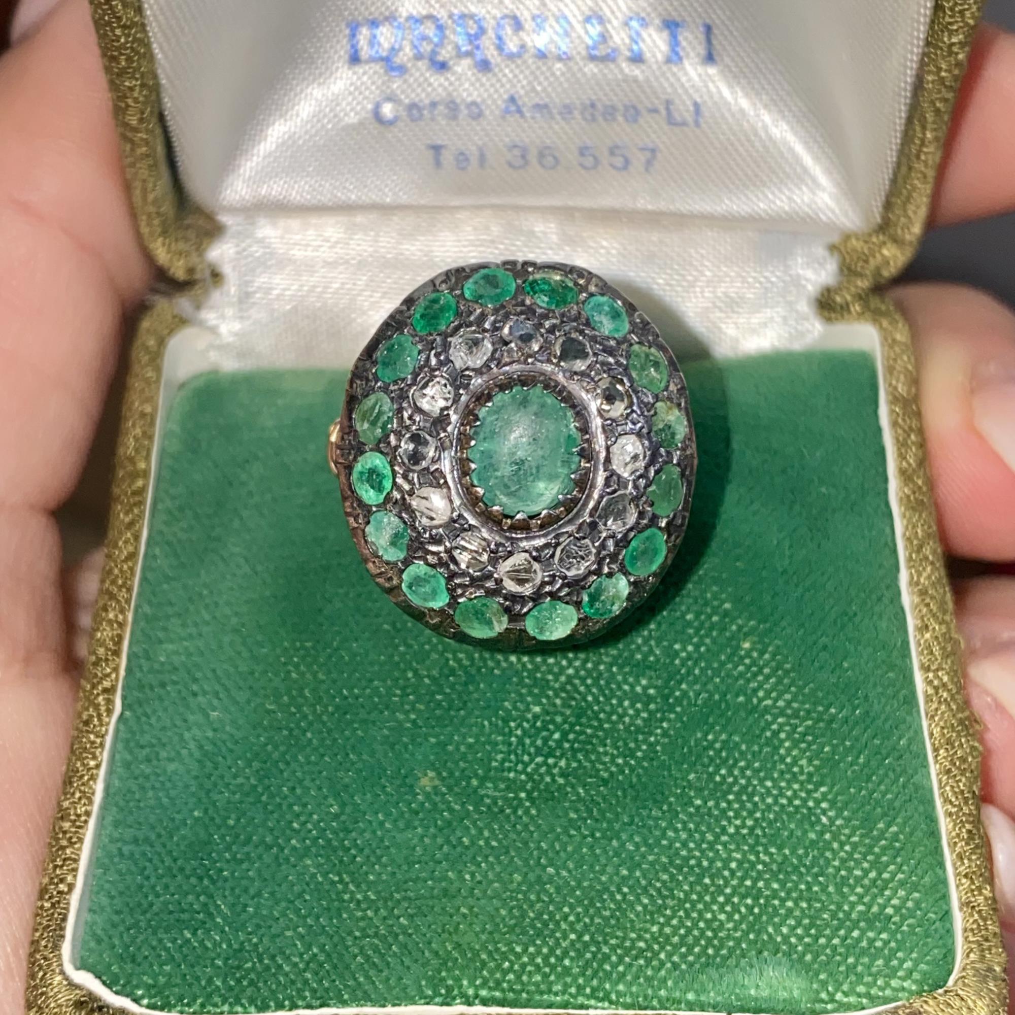 Anello antico toppa in oro 18kt e argento con smeraldi ct 2,80 ca. e diamanti ct 0,12 ca.
