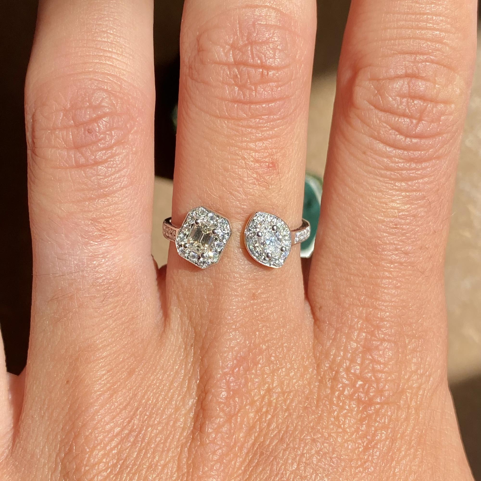 Anello aperto in oro 18kt con diamanti di taglio smeraldo, navette e brillante per ct 0,60 ca.