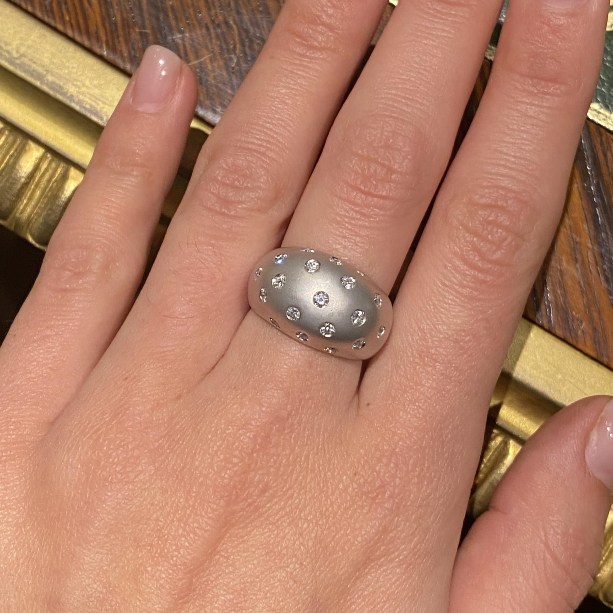 Anello bombè in oro bianco 18kt satinato e diamanti, anni  70/ 80 ca.