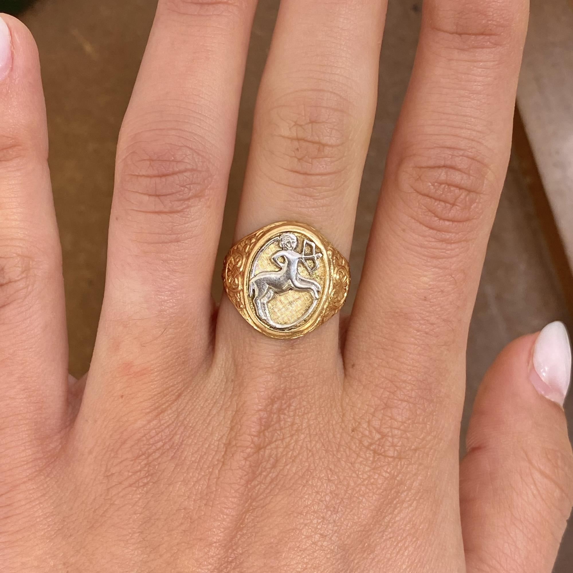 Anello chevalier vintage in oro 18kt con segno zodiacale sagittario