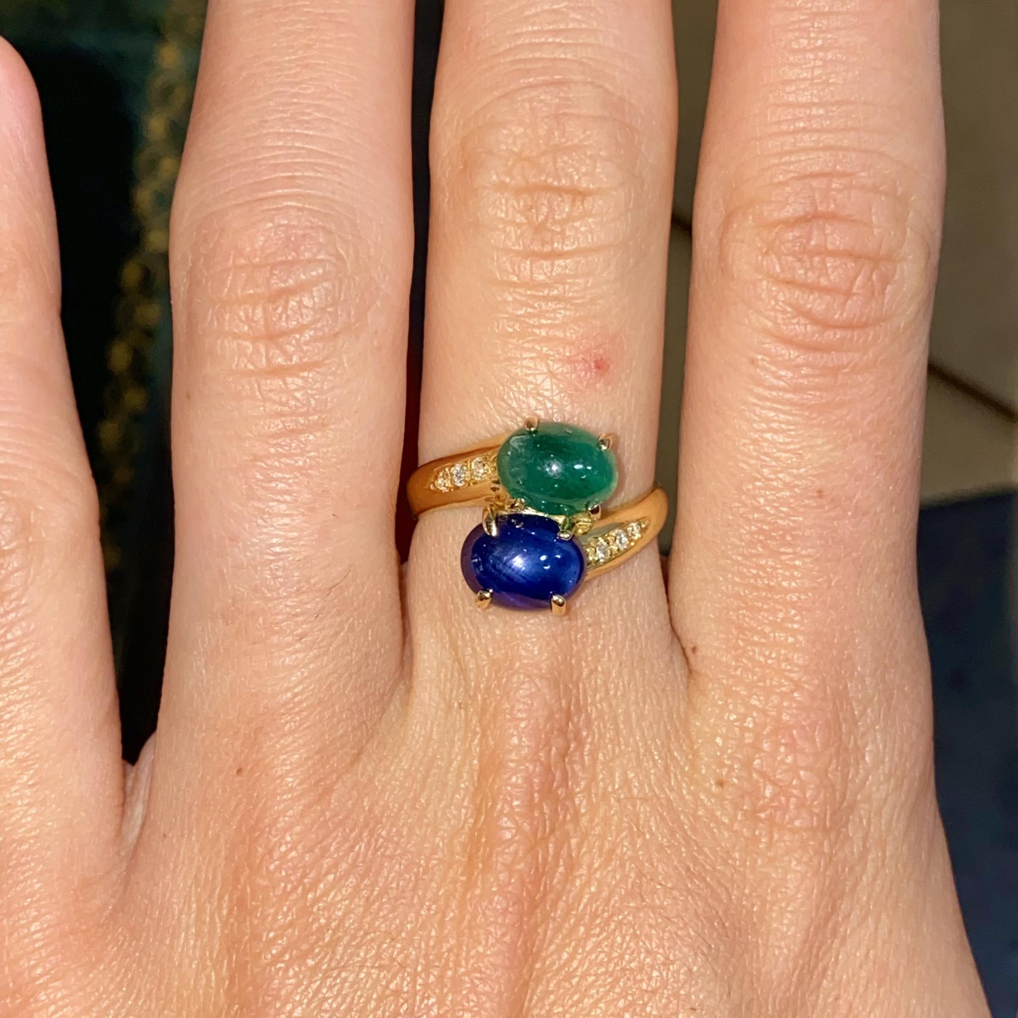 Anello contrariè in oro 18kt con smeraldo 1,50 ca, zaffiro1,80 ca. e diamanti ct 0,10 ca.