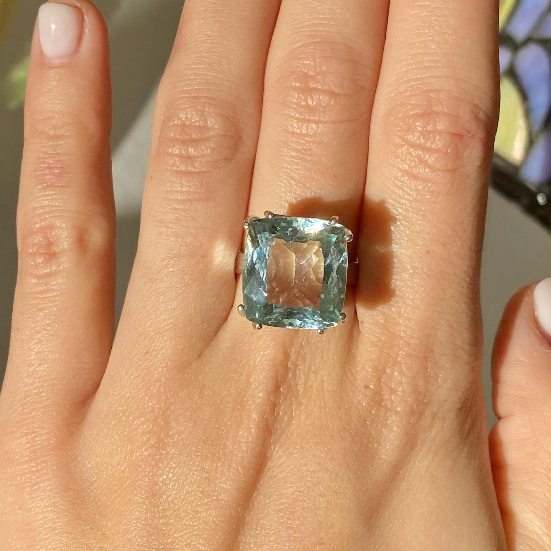 Anello da cocktail vintage in oro bianco 18kt con grande acquamarina ct 12,00 ca.