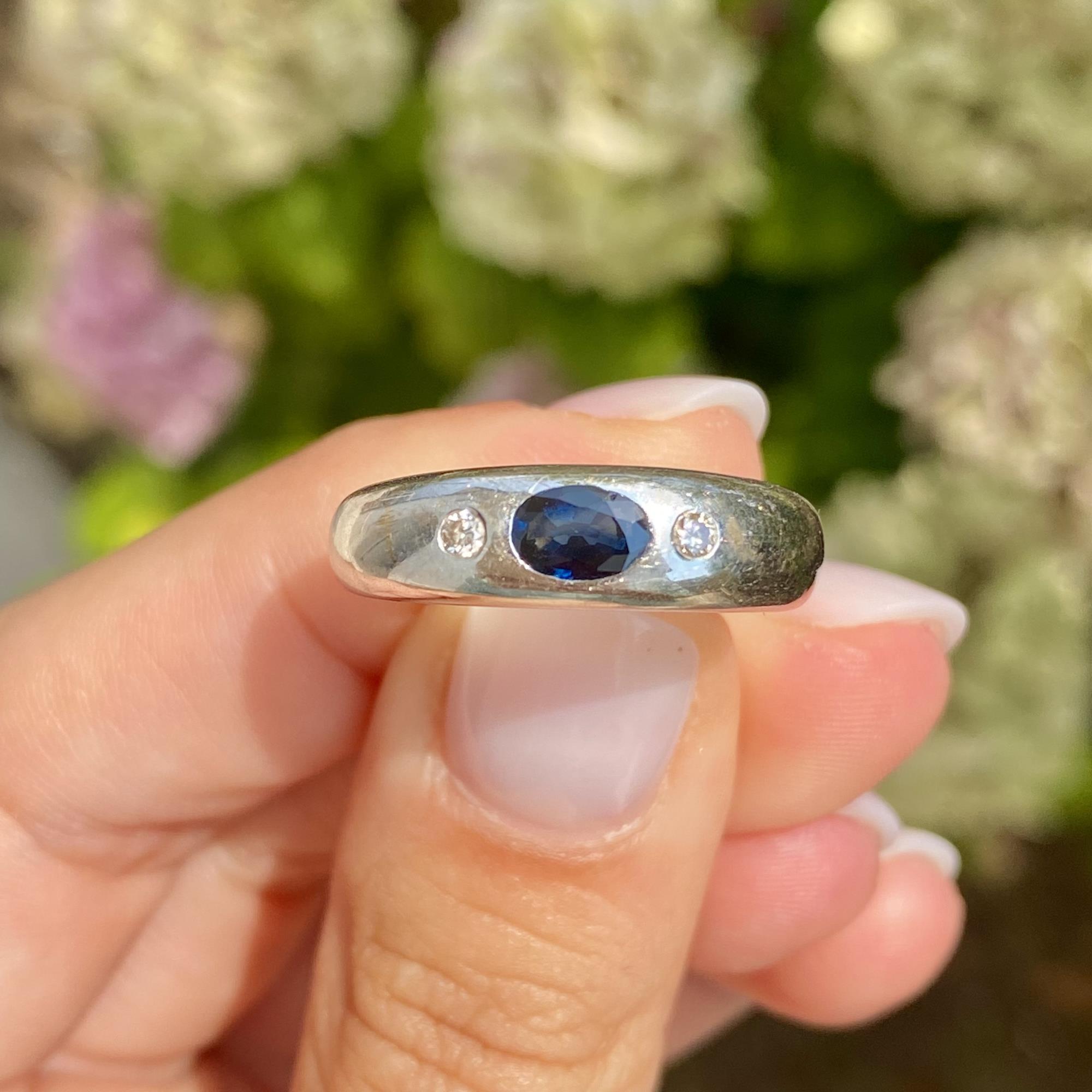 Anello gypsy in oro 14kt con zaffiro ct 0,80 ca. e due diamanti ct 0,08 ca.