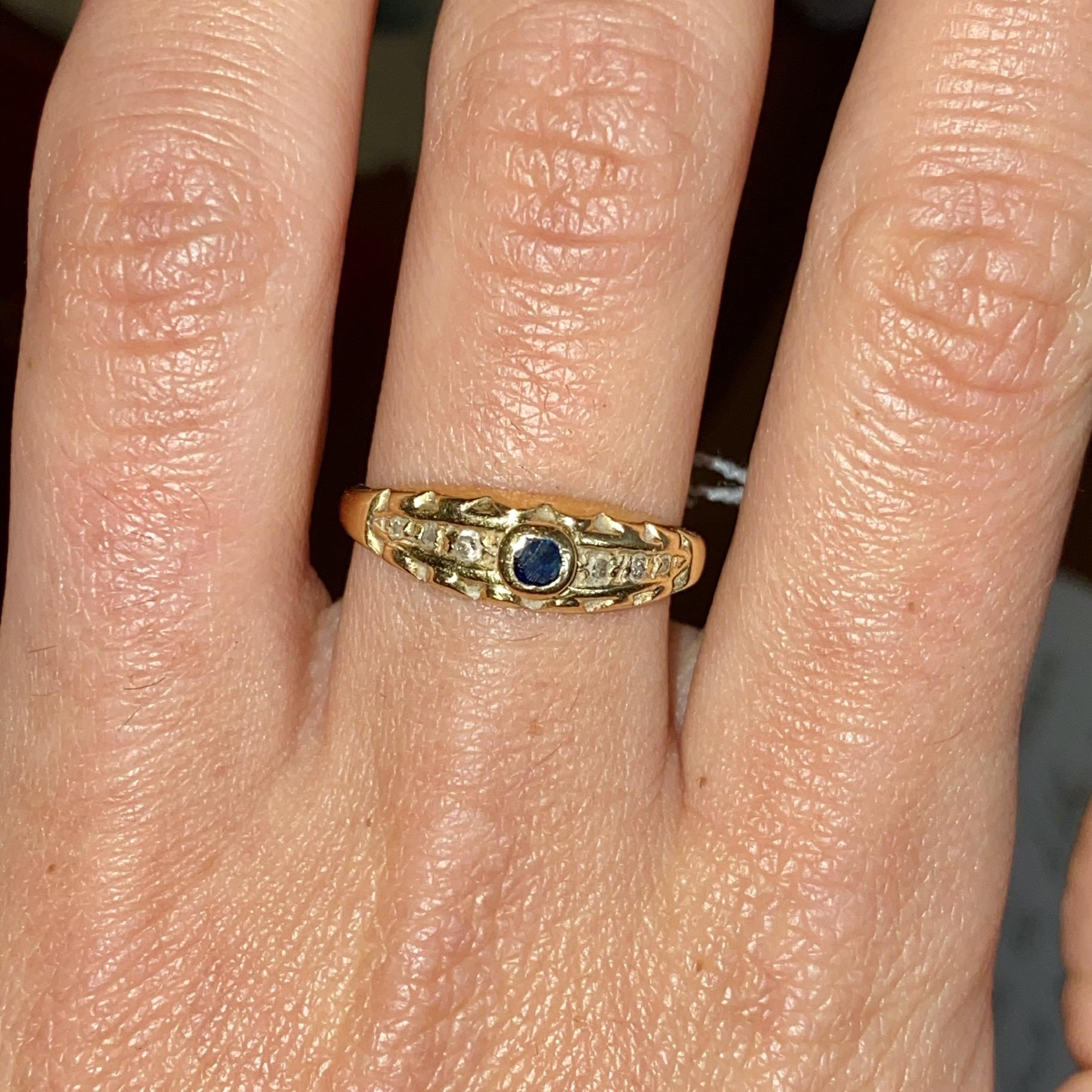 Anello in oro 18kt con diamanti ct 0,04 ca e zaffiro ct 0,10 ca.