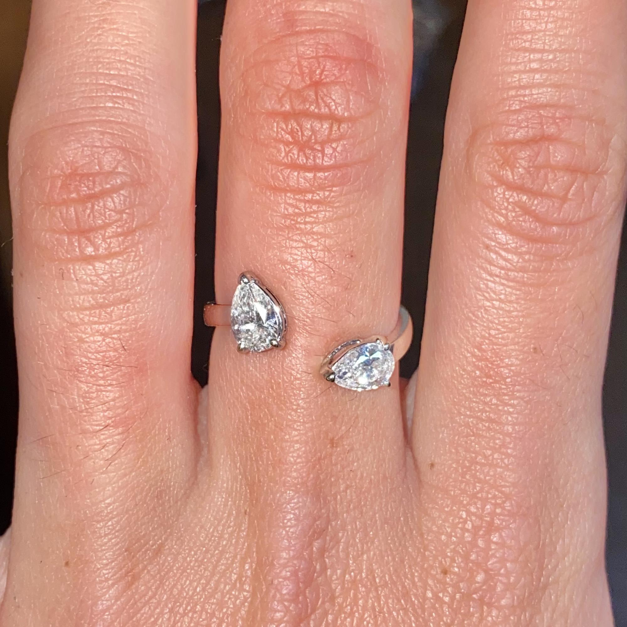 Anello in oro 18kt con due diamanti di taglio goccia per ct 0,90 ca.