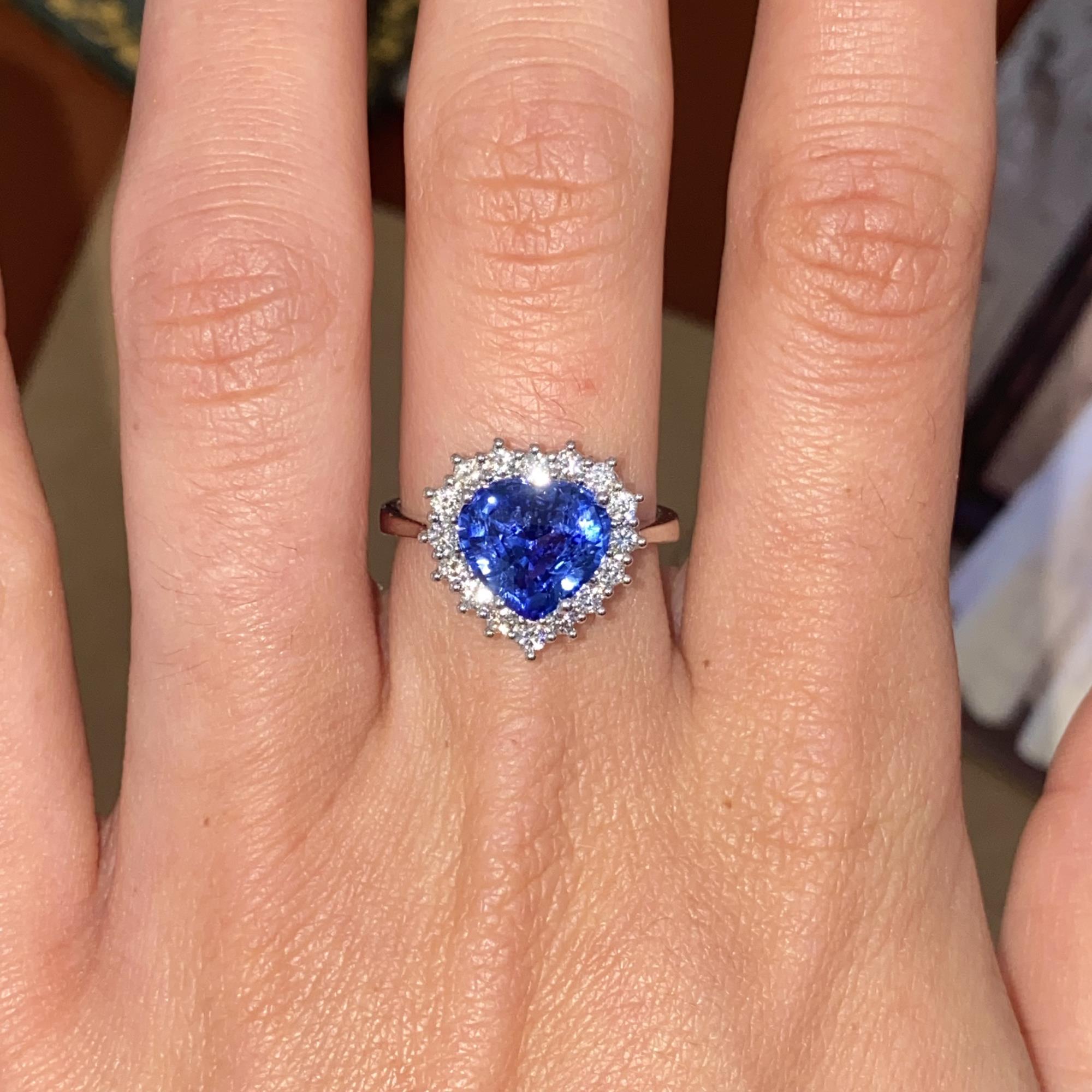 Anello in oro 18kt con grande zaffiro di taglio cuore ct 2,95 ca. e diamanti ct 0,50 ca.