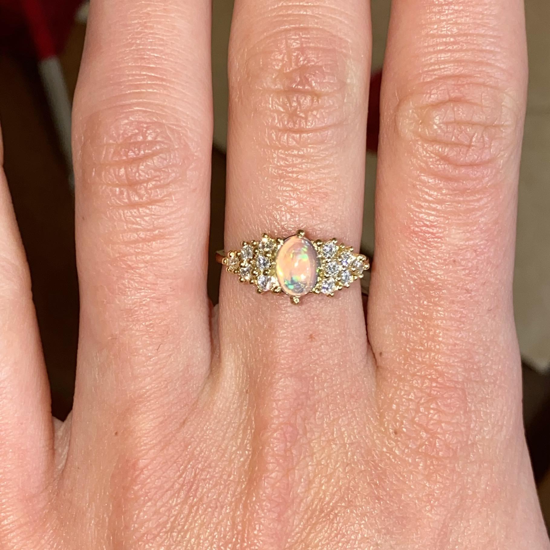 Anello in oro 18kt con opale ct 0,50 ca. e diamanti ct 0,40 ca.