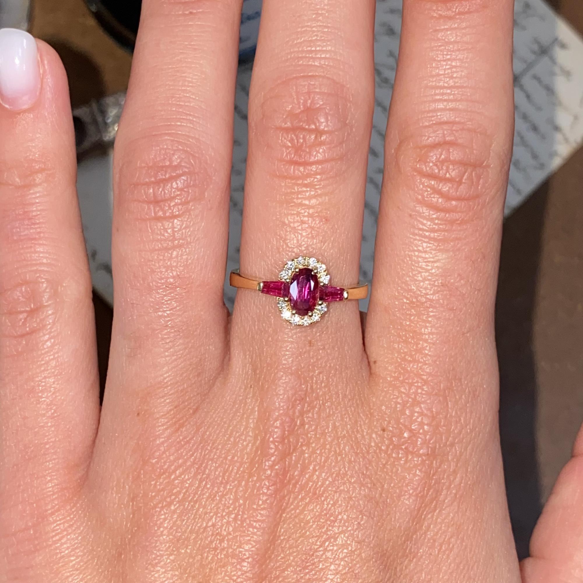 Anello in oro 18kt con rubini ct 1,00 ca. e diamanti ct 0,12 ca.