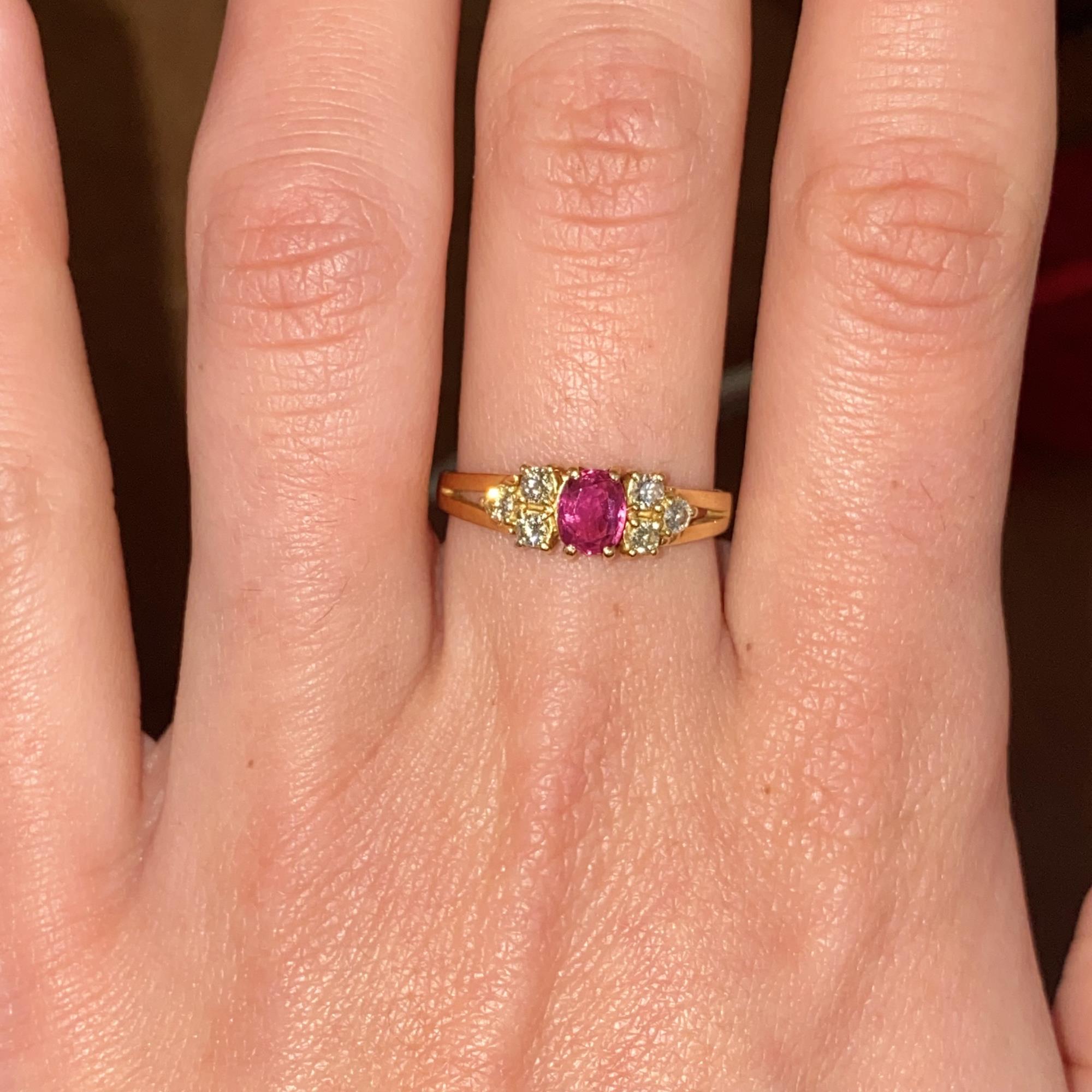 Anello in oro 18kt con rubino ct 0,55 ca. e diamanti ct 0,25 ca.