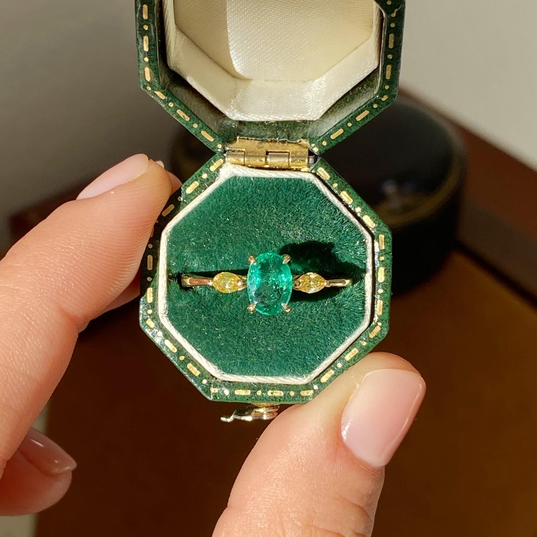 Anello in oro 18kt con smeraldo ct 0,90 ca e diamanti gialli ct 0,30 ca.