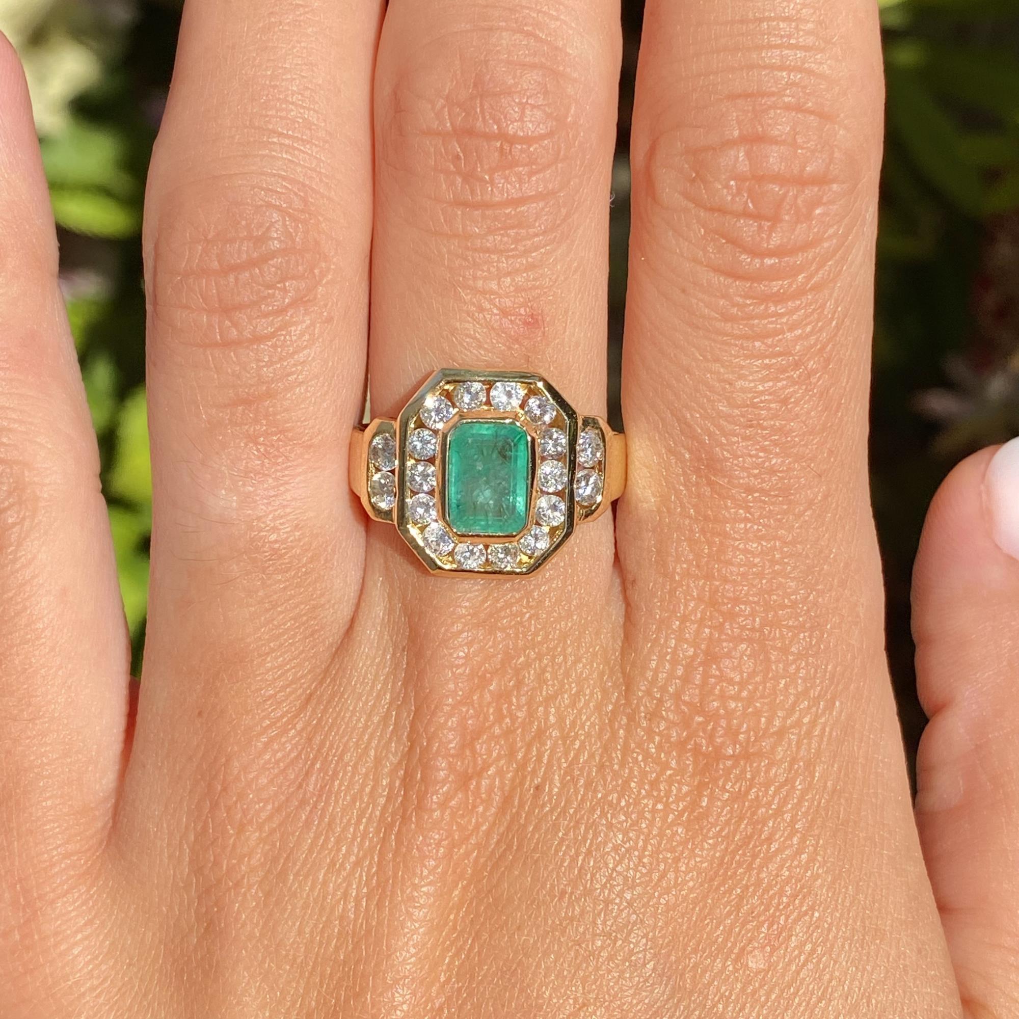 Anello in oro 18kt con smeraldo ct 1,00 ca. e diamanti ct 0,65 ca.