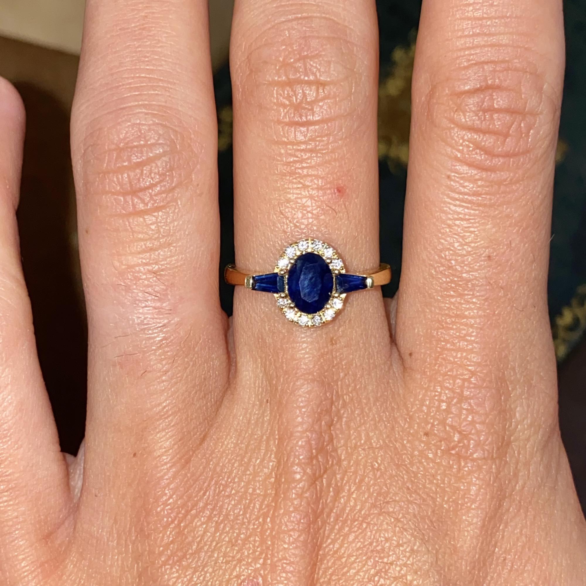 Anello in oro 18kt con zaffiri ct 1,00 ca. e diamanti ct 0,12