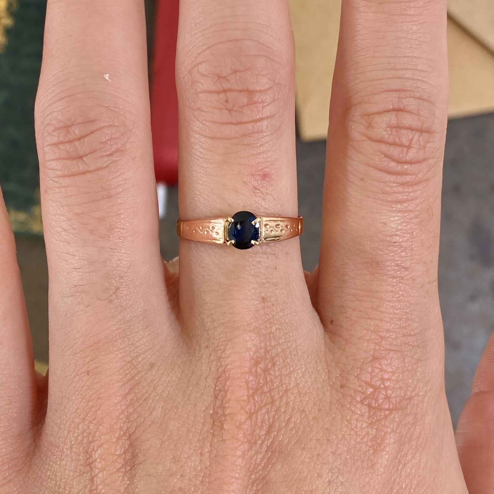 Anello in oro 18kt con zaffiro ct 0,40 ca. e decorazioni sul gambo