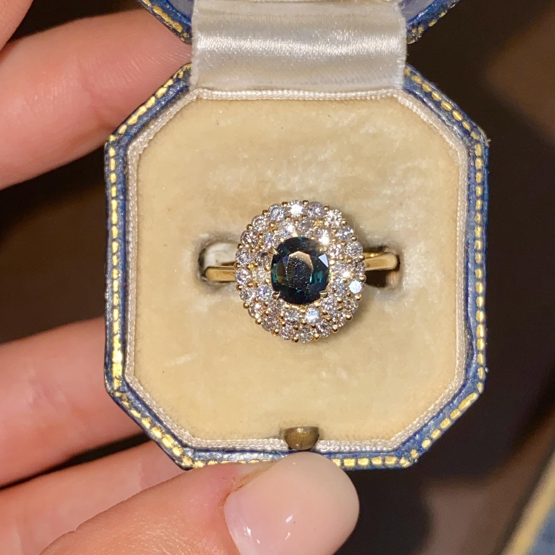Anello in oro 18kt con zaffiro ct 0,70 ca. e doppio giro di diamanti ct 1,00