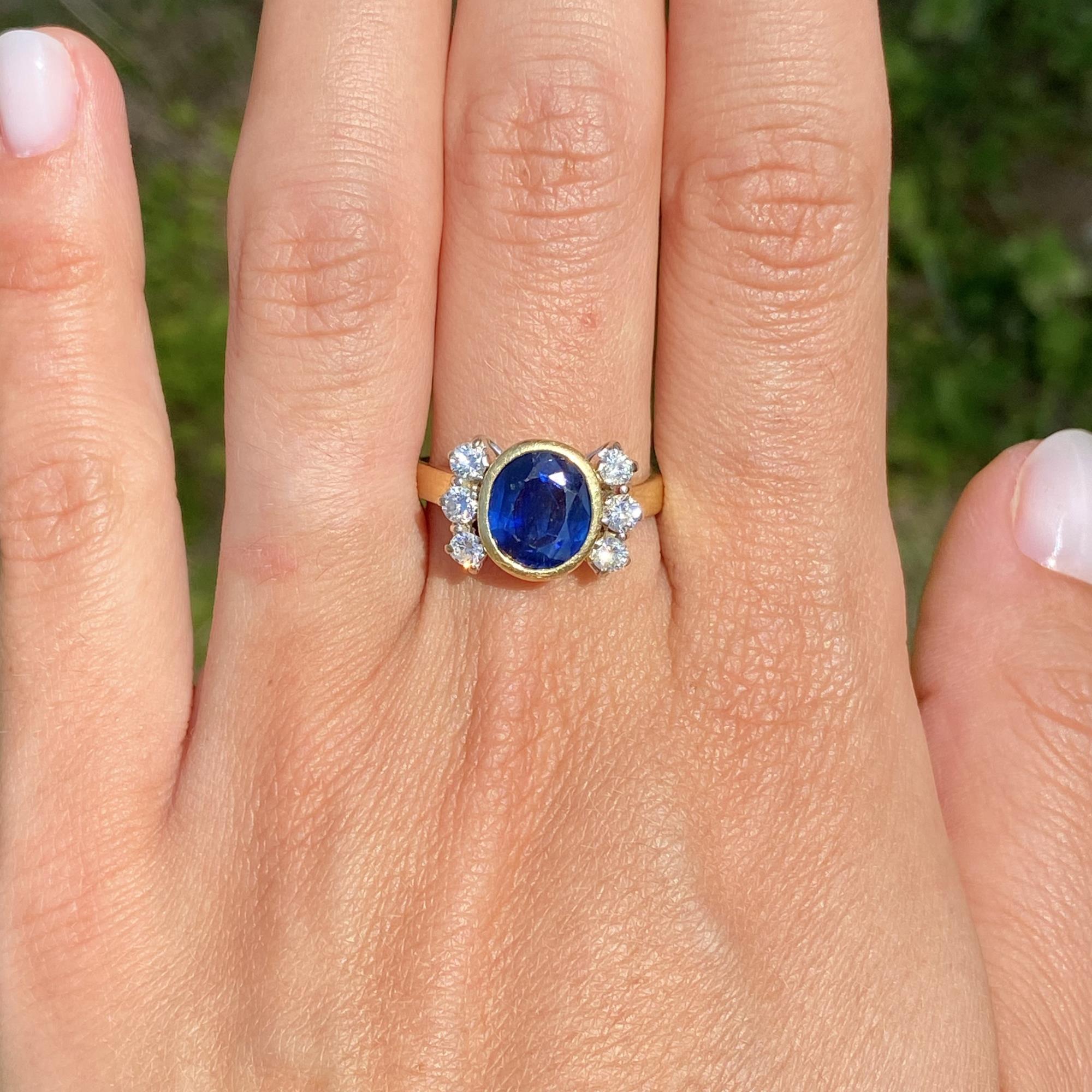 Anello in oro 18kt con zaffiro ct 2,80 ca. e diamanti ct 0,30 ca