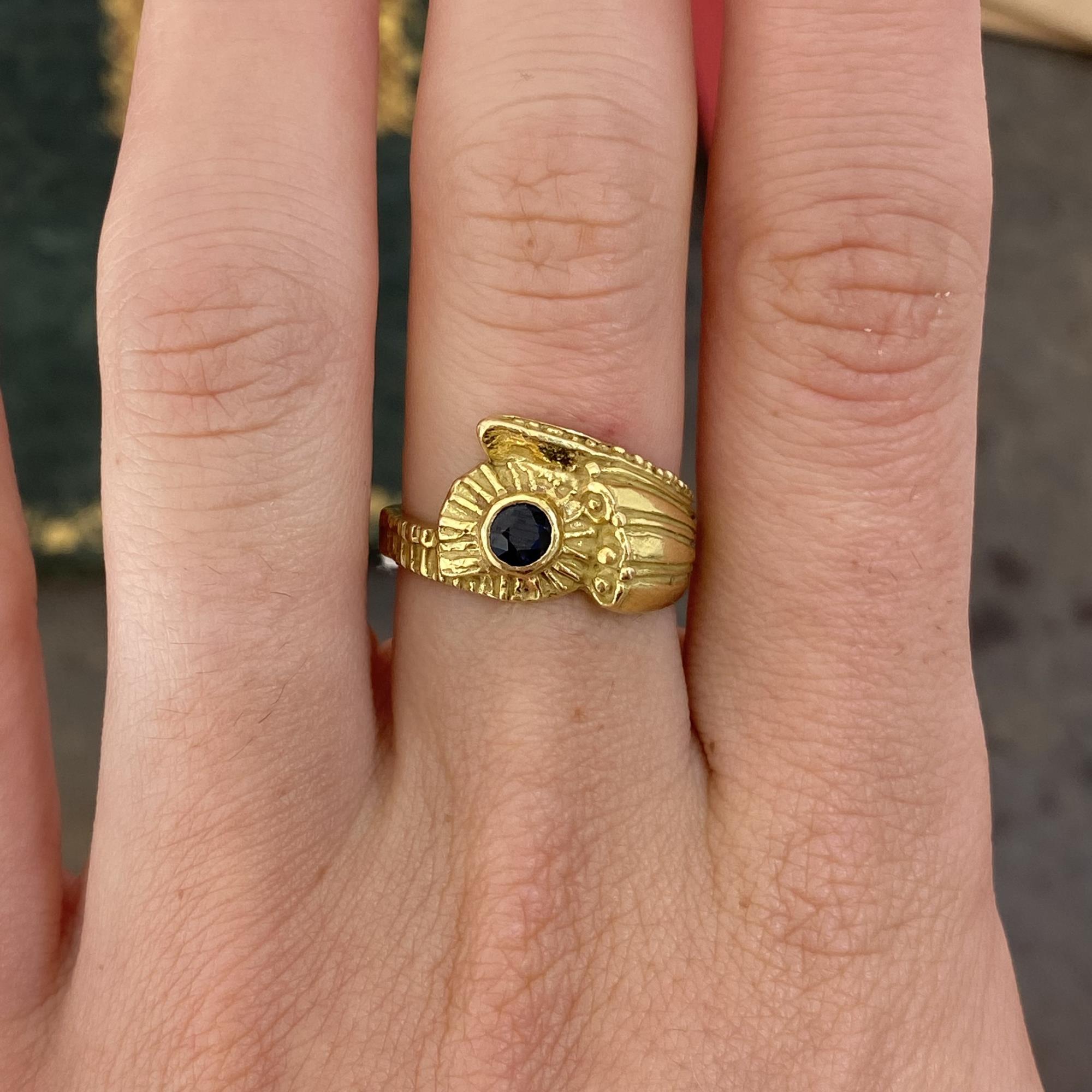 Anello in oro 18kt con zaffro ct 0,30 ca. e lavorazione artigianale a corteccia