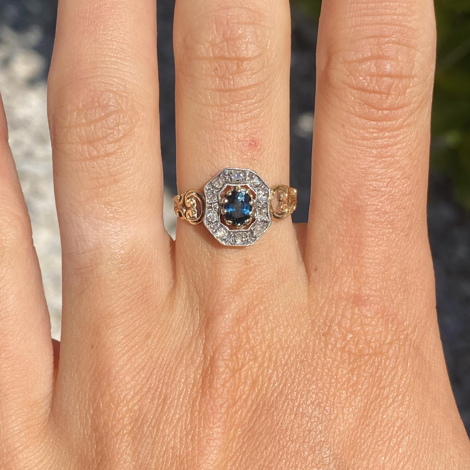 Anello in oro 18kt e argento con zaffiro ct 0,30 ca. e diamanti di taglio antico ct 0,10 ca.
