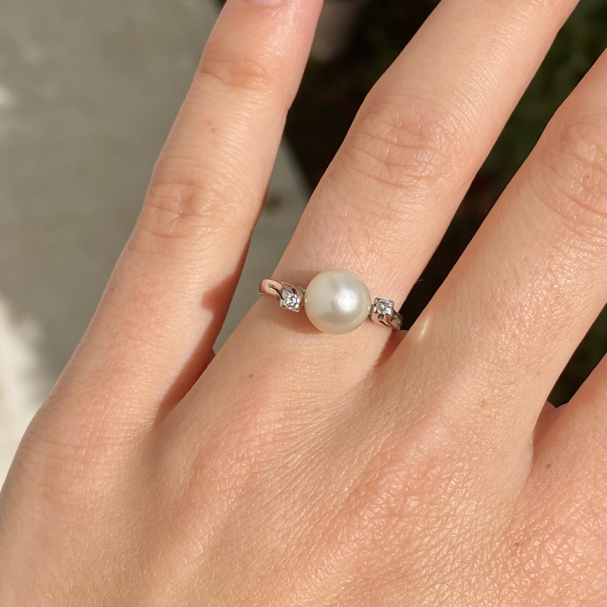 Anello in oro 18kt con perla centrale e due diamanti ct 0,02 ca.