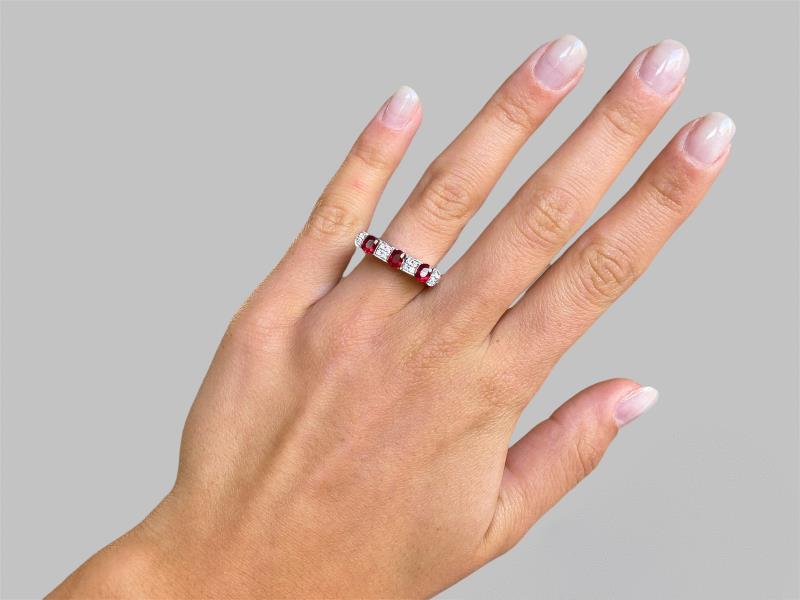 Anello in oro bianco con diamanti e rubini naturali
