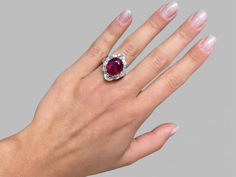 anello in oro bianco con diamanti e rubini