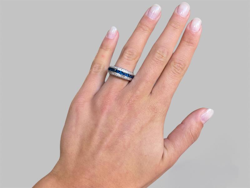 anello in oro bianco con diamanti e zaffiri naturali