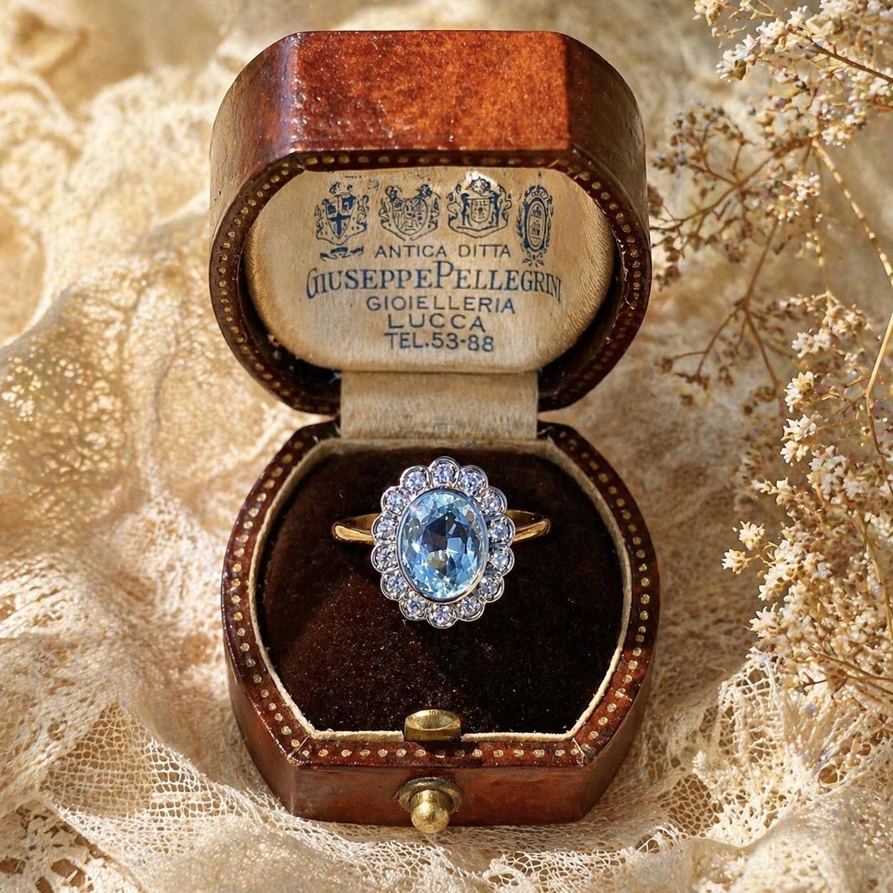 Daisy ring in 18kt gold with approx 1.80 ct aquamarine and approx 0.28 ct diamonds.