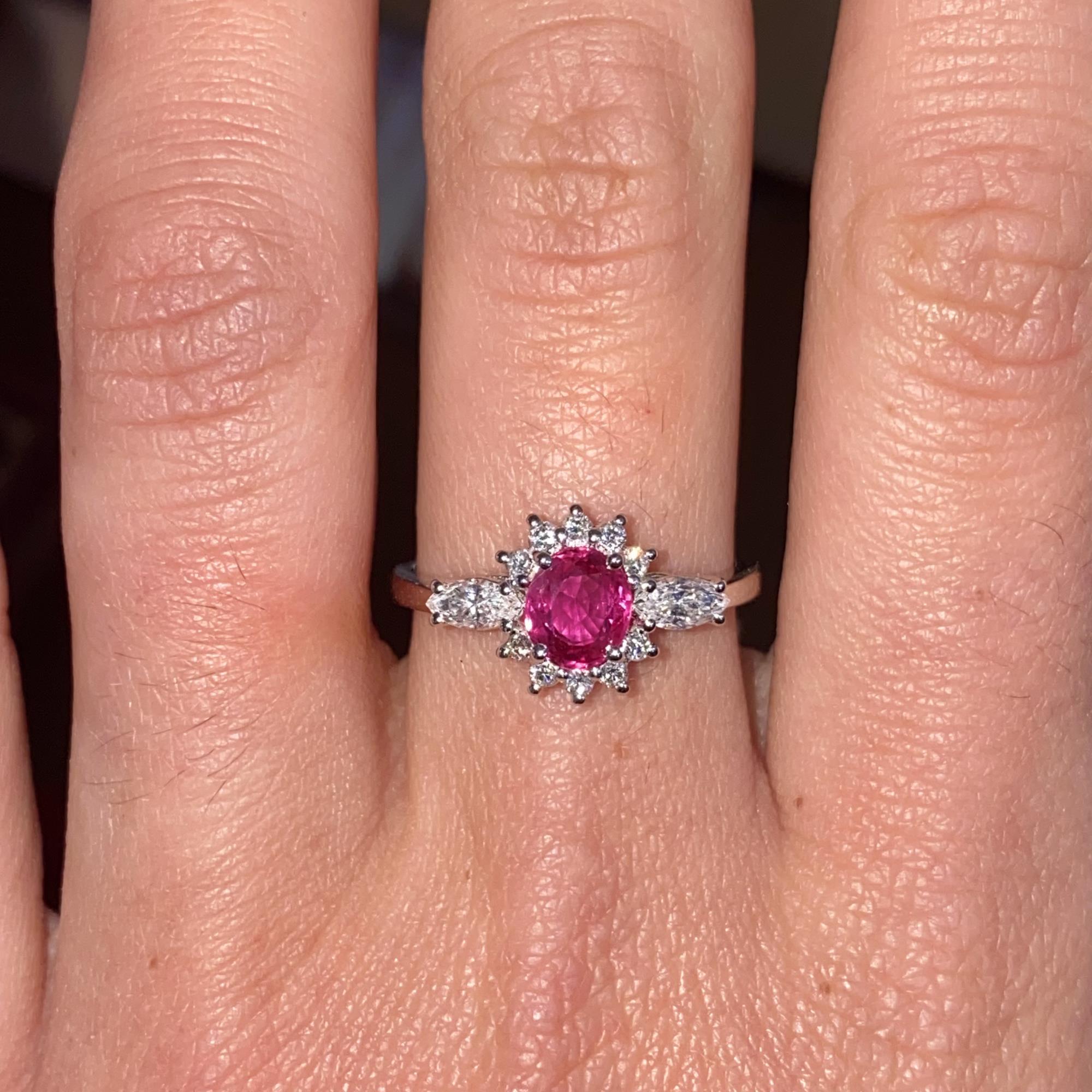 Margherita in oro 18kt con rubino ct 0,85 ca. e diamanti ct 0,40 ca.