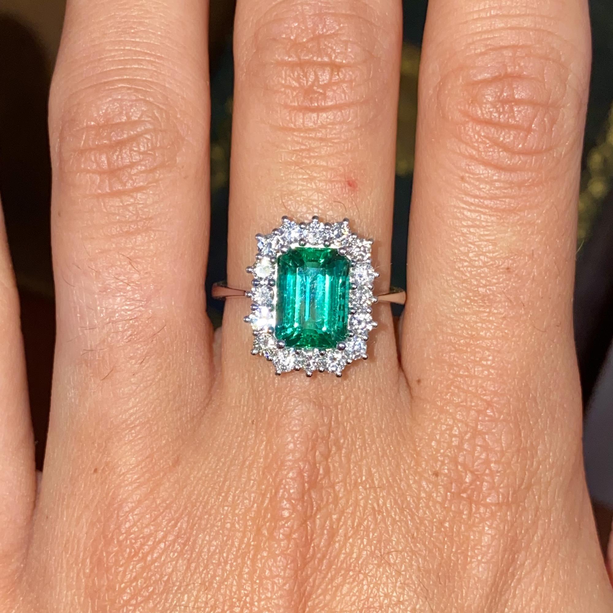 Anello margherita in oro 18kt con smeraldo ct 2,39 e diamanti ct 0,80 ca.