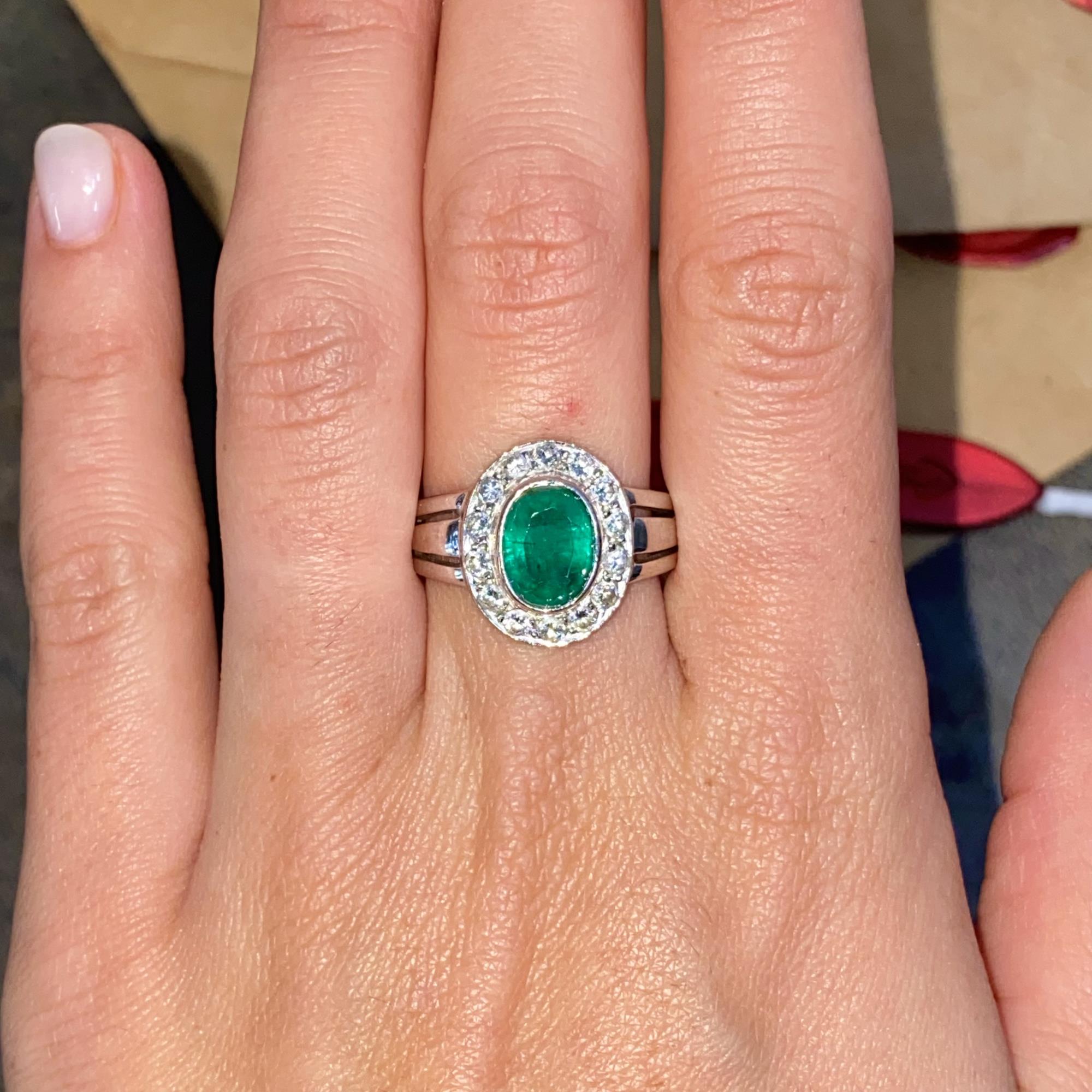 Anello margherita in oro 18kt con smeraldo ct 2,40 ca. e diamanti ct 0,60 ca.