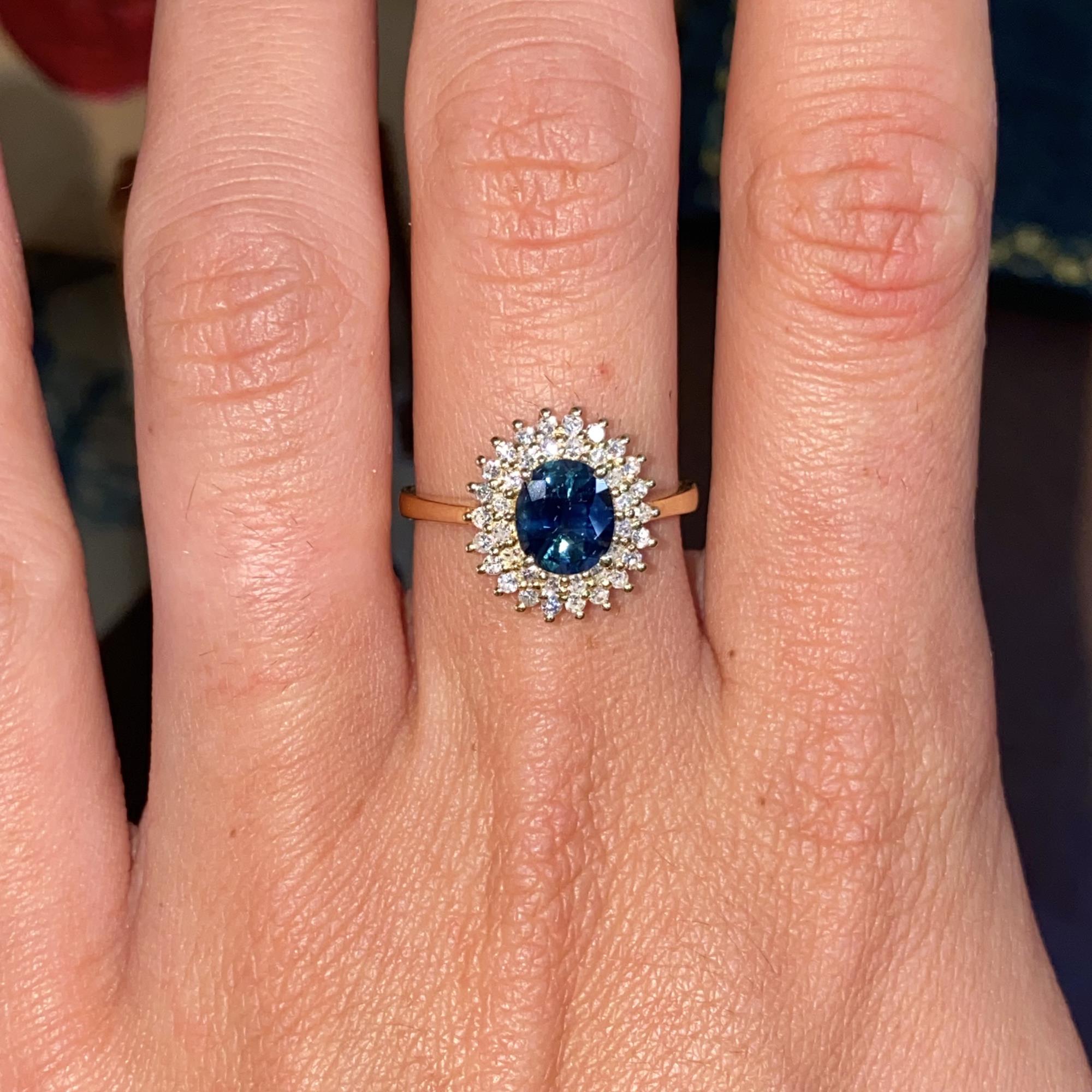 Anello margherita in oro 18kt con zaffiro ct 2,10 ca. e diamanti ct 0,35 ca.