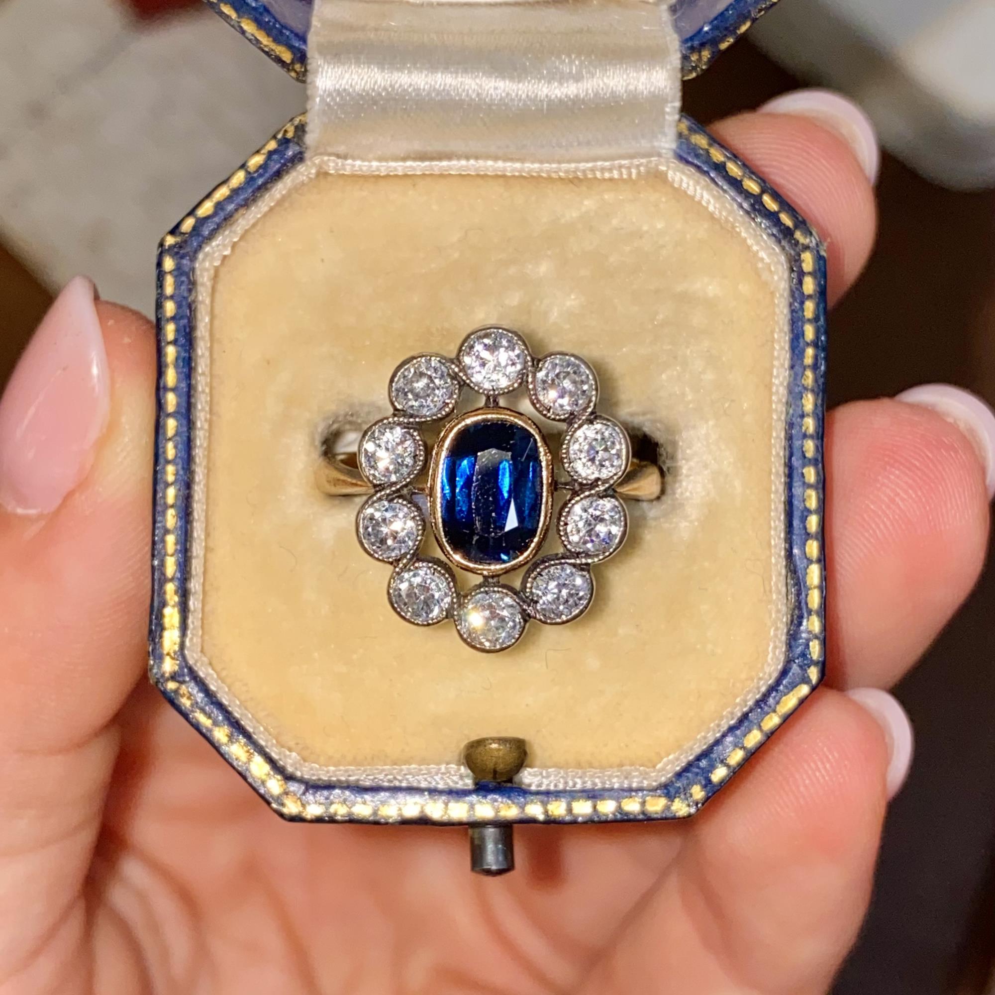 Anello antico margherita in oro 18kt e argento con zaffiro ct 1,30 ca. e diamanti ct 1,00 ca.