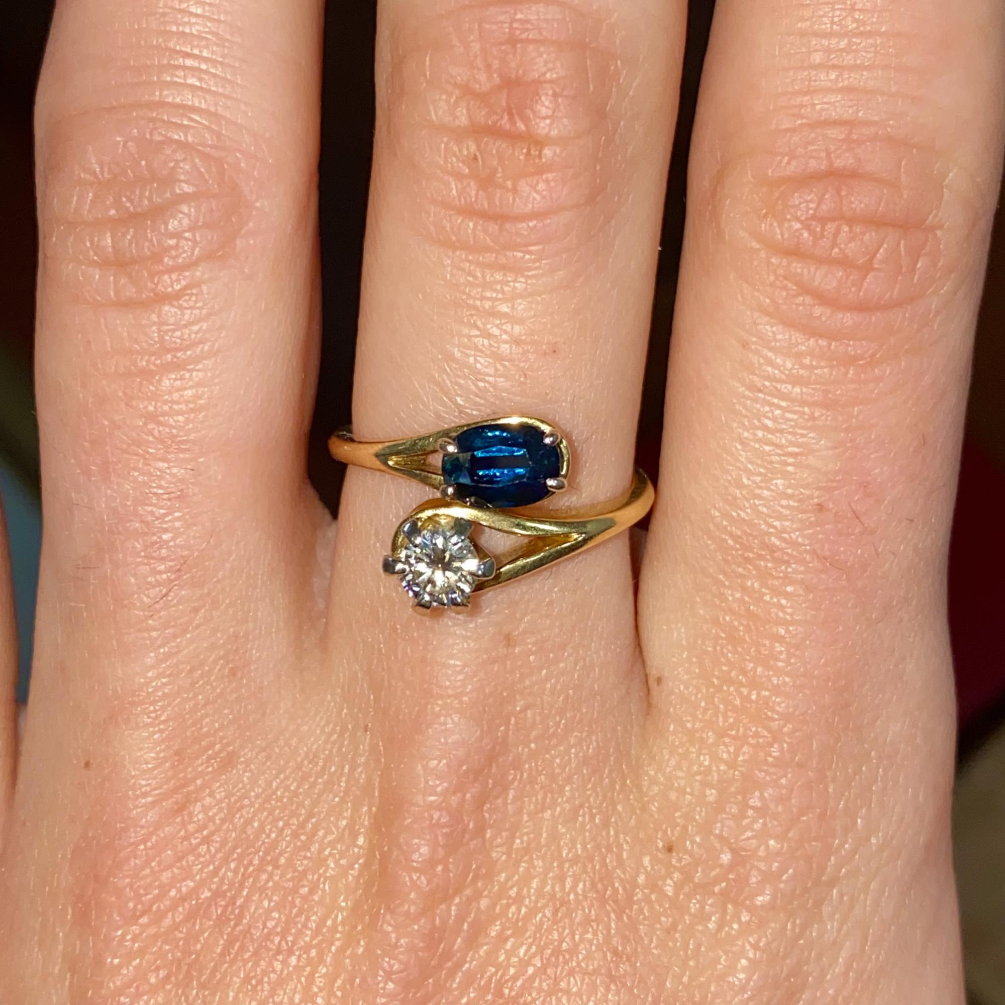 Anello vintage Toi et Moi in oro 18kt con diamante ct 0,25 ca. e zaffiro ct 0,80 ca.