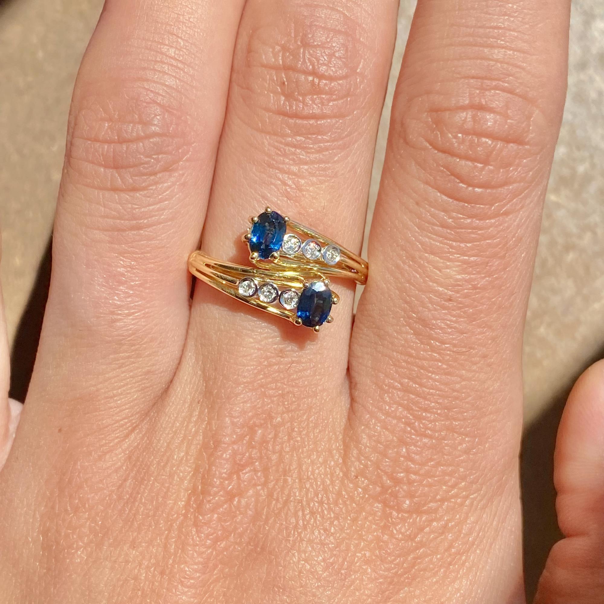 Anello Toi et Moi in oro 18kt con zaffiri ct 0,90 ca. e diamanti ct 0,10 ca.