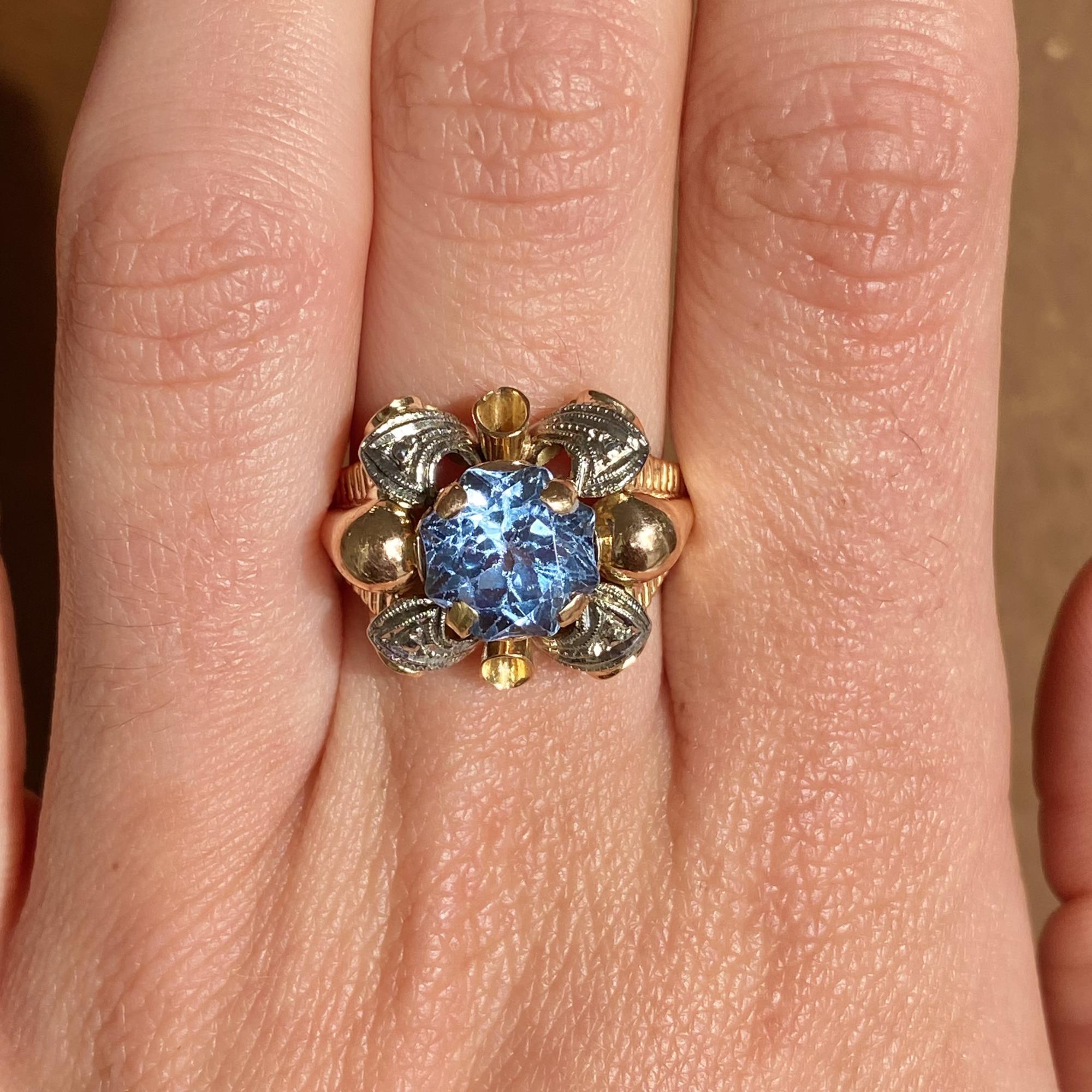 Anello vintage anni  50 ca. in oro 18kt con decorazioni tridimensionali e topazio a otto punte