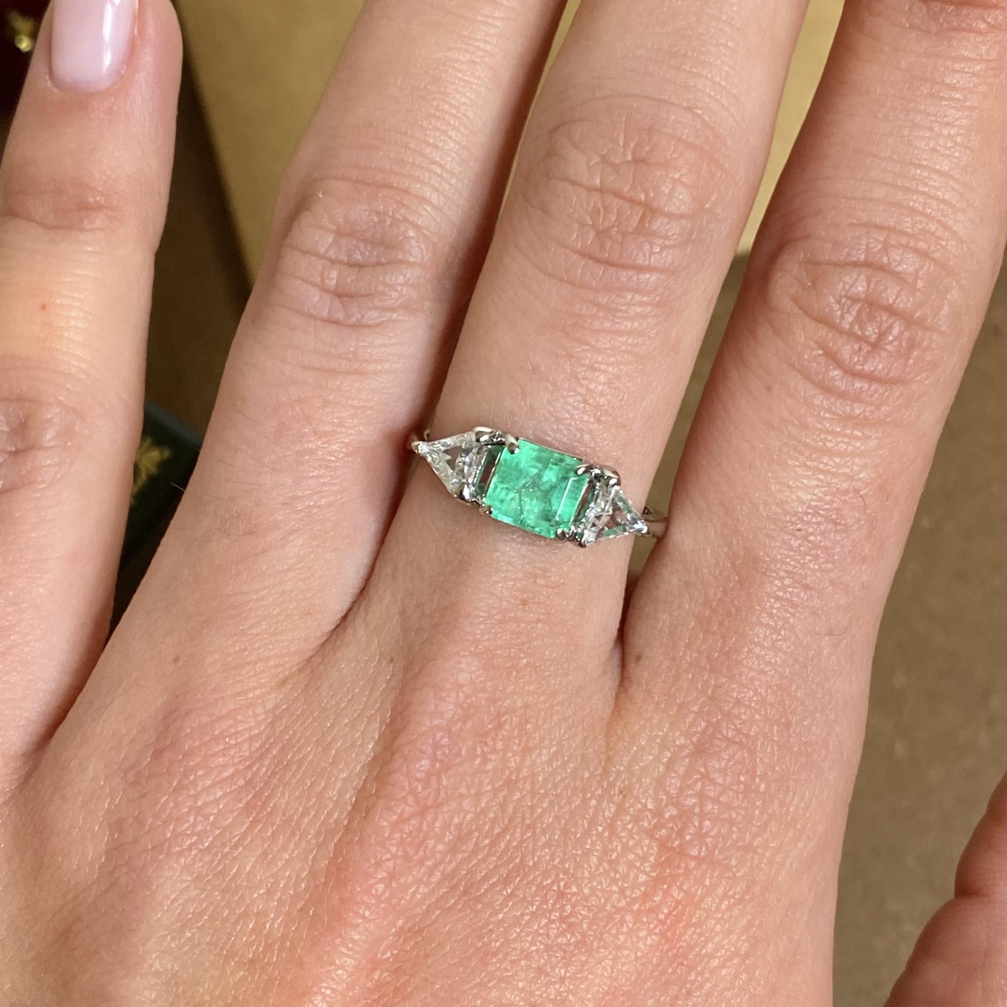 Anello vintage anni  60 con smeraldo ct 1,12 ca. e diamanti ct 0,28 ca.