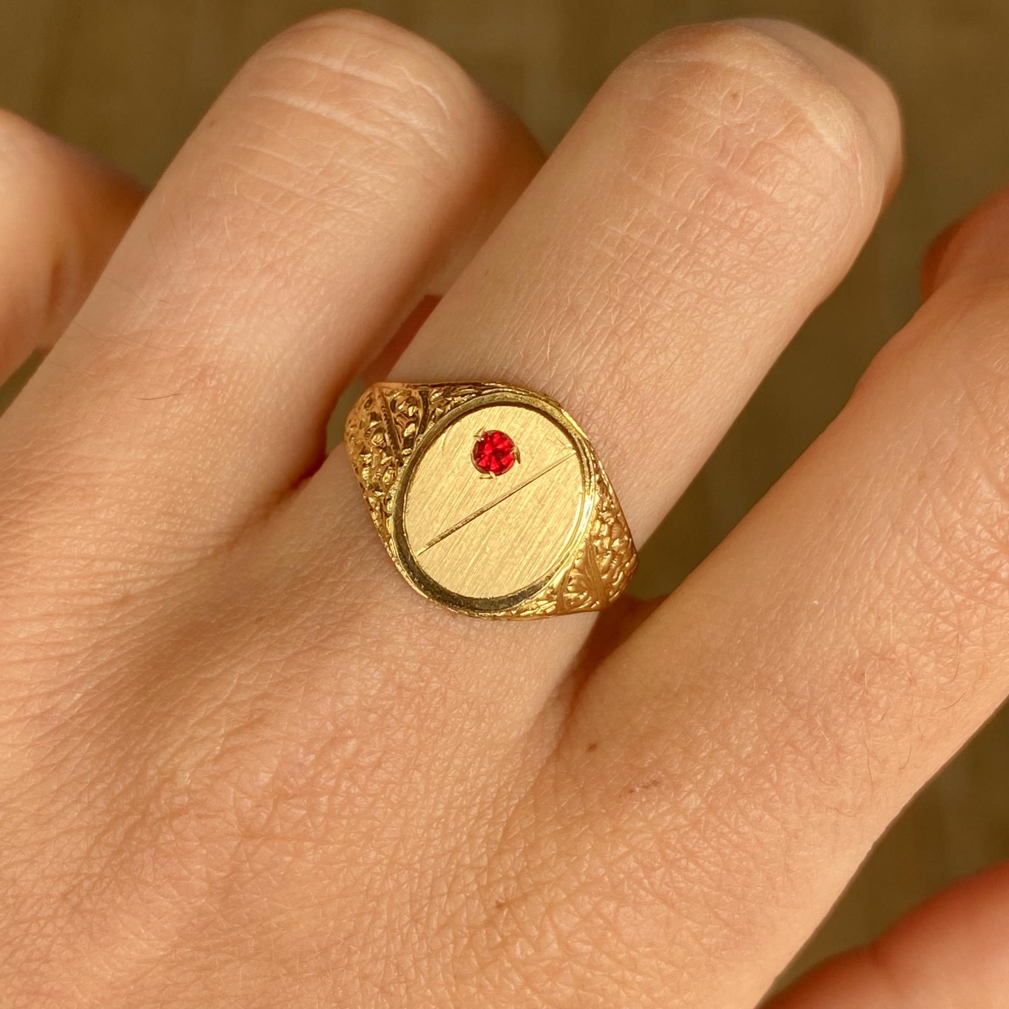 Anello vintage chevalier con decorazioni floreali e rubino sintetico